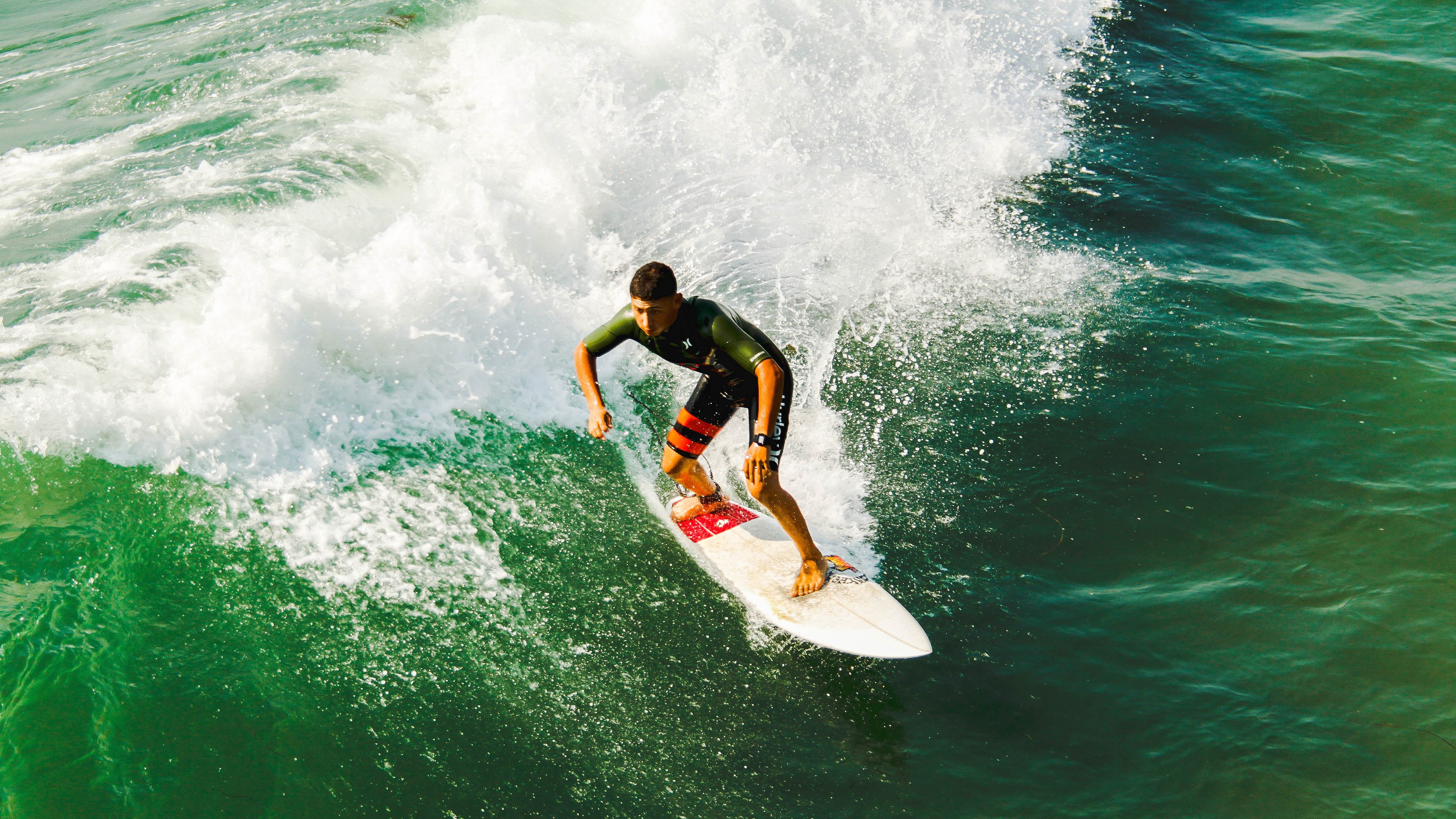 西甲榜首大战:马德里竞技面对巴萨,胜负悬念,西甲马德里才15场比赛